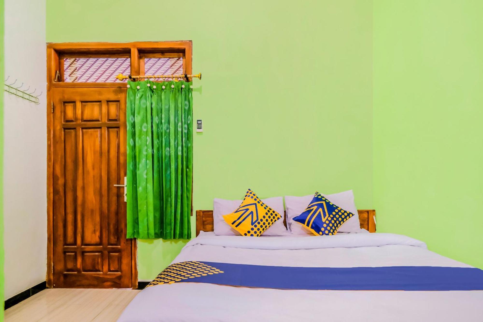 Super Oyo 1759 Family Residence Кедири Экстерьер фото